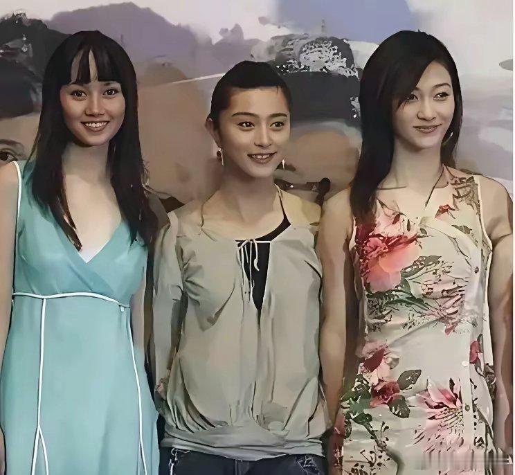 看到袁泉、李小冉等三人昔日旧影，真的太美了。李小冉个子高皮肤白，整体很吸眼。袁泉