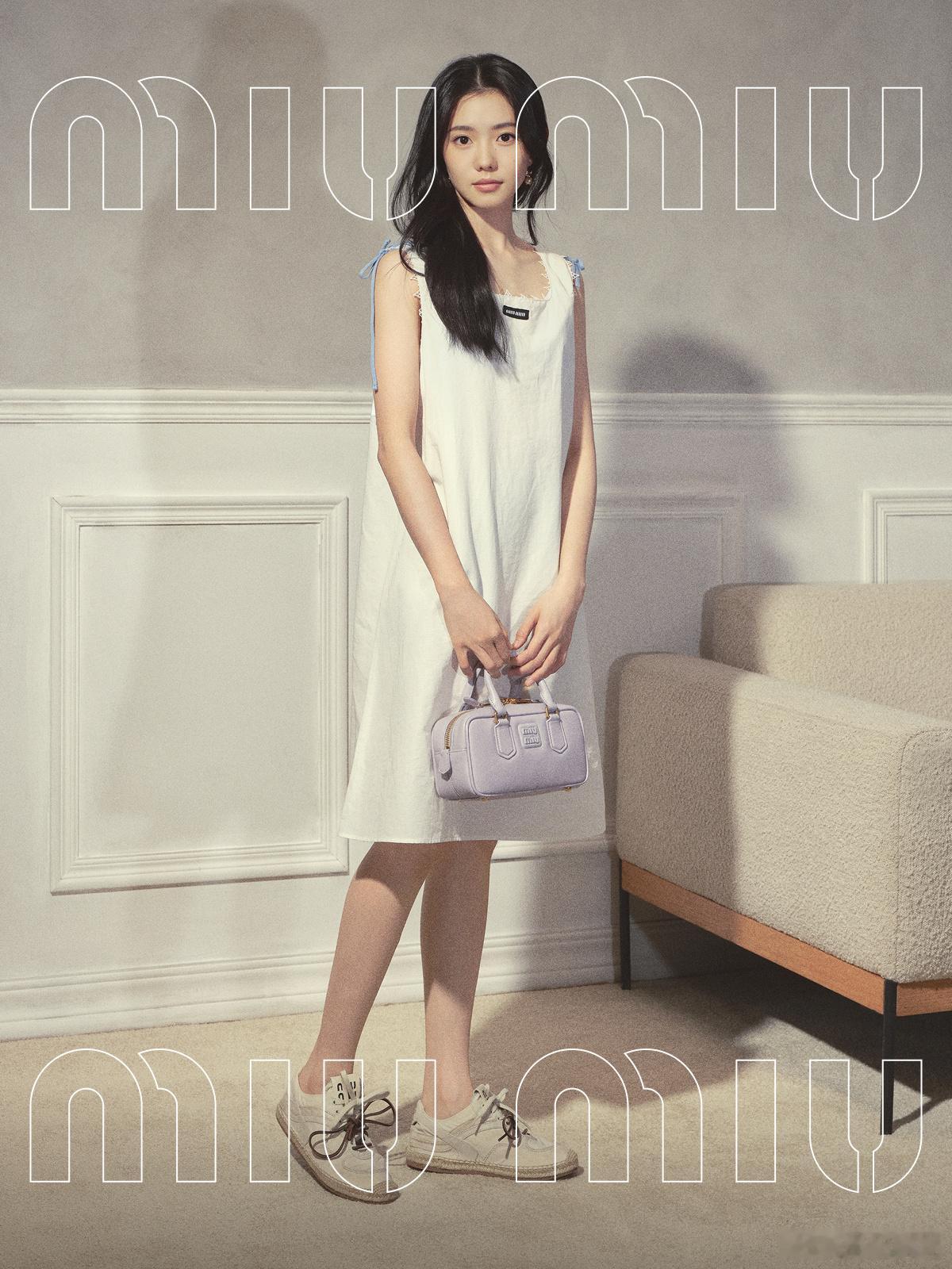 品牌大使一齐出镜全新手袋大片 ，来自 Miu Miu Girls 的 520 节