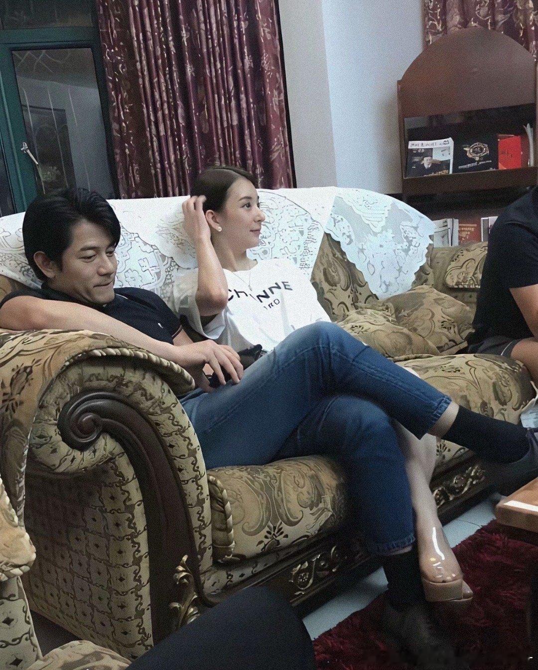 郭富城对方媛绝对是爱，还是很爱那种，看他俩坐下，居然脚贴脚就知道了，换别家两口子