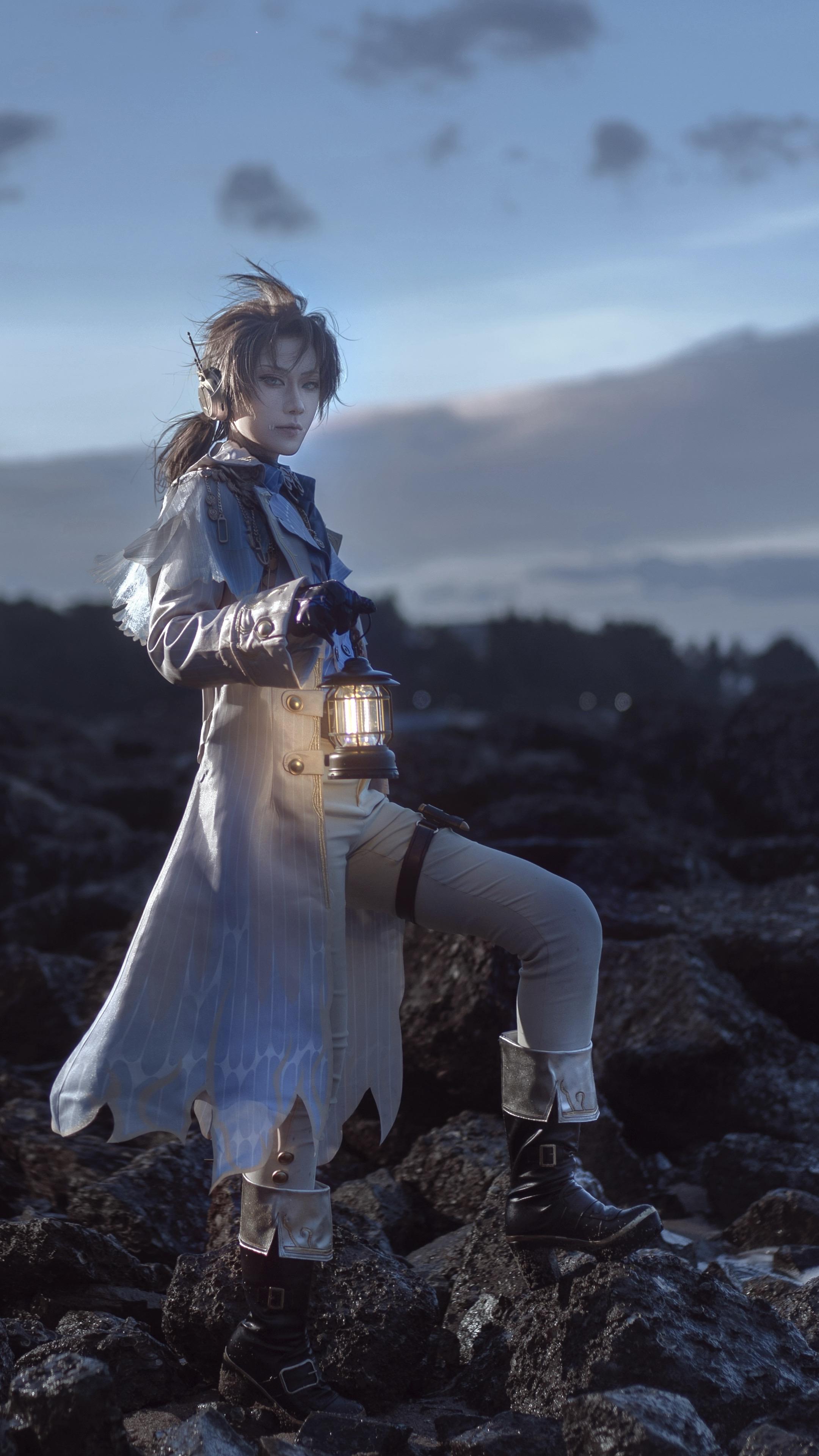 “那些涛声，礁石，掠过浪花的飞鸟无需宣誓。，他们永不期满。”