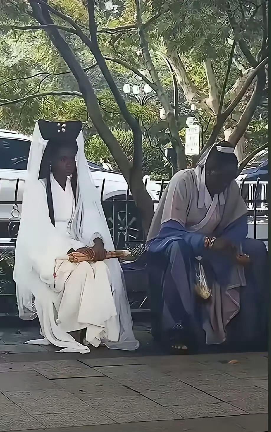 跨肤色版新白娘子，法海看了都得愣在原地
树下偶遇野生版白娘子与许仙，古装仙气穿搭