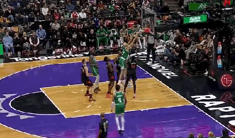 豪瑟三分不中，沃尔什快速插入篮下跃起双手完成补扣