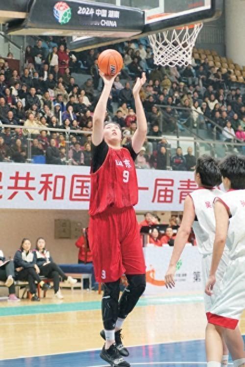 难道张子宇成“鸡肋”了吗？
山东女篮每场给未来之星张子宇一点上场时间，然后就按在