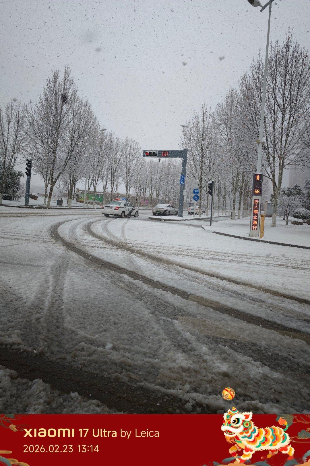 大雪中还遇见了一辆小米su7小米汽车付卷卷