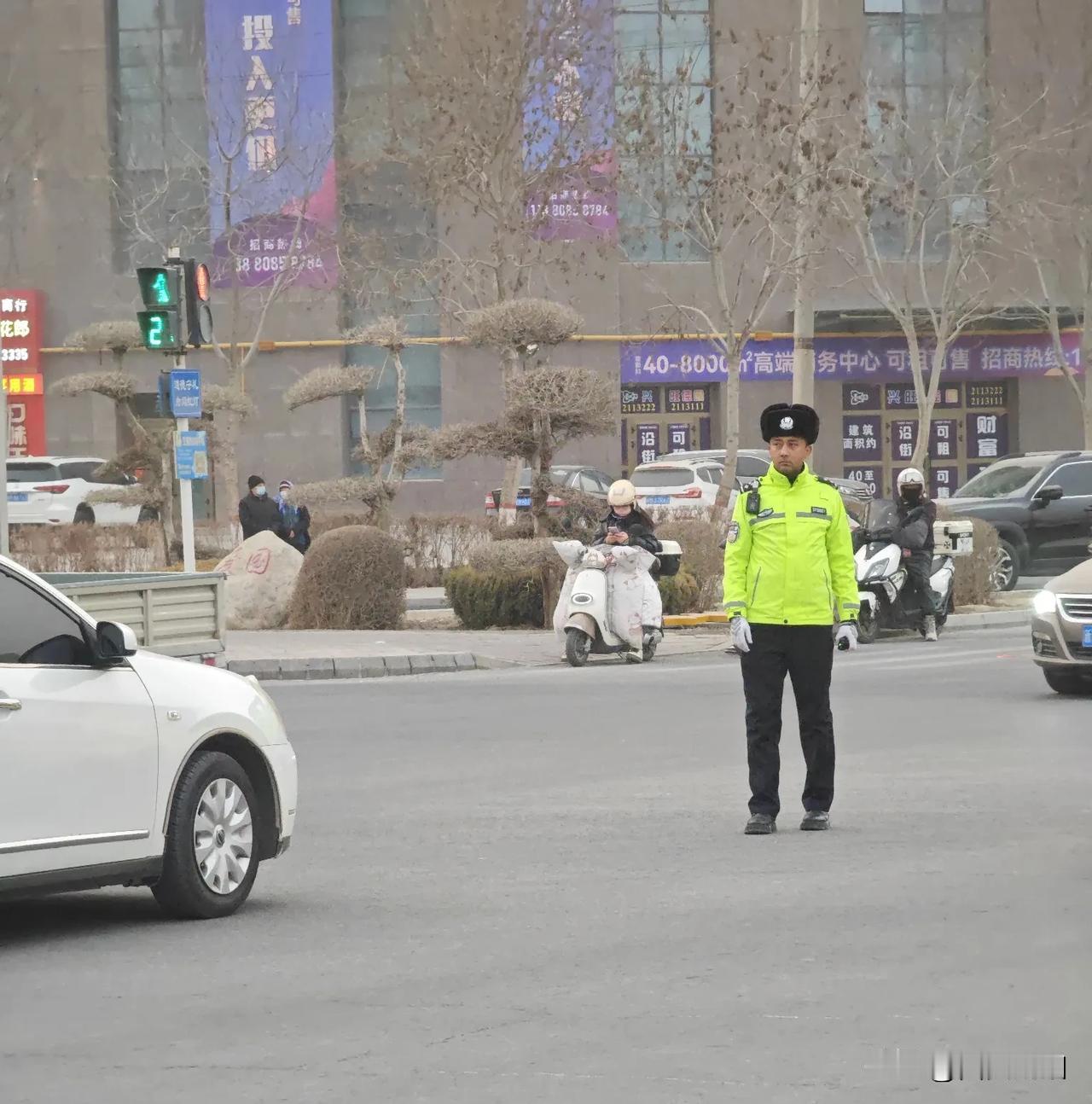 能猜出这是什么地方吗？我的街头发现 猜猜這是什麼街 这么小的绿灯 路人看到绕道走