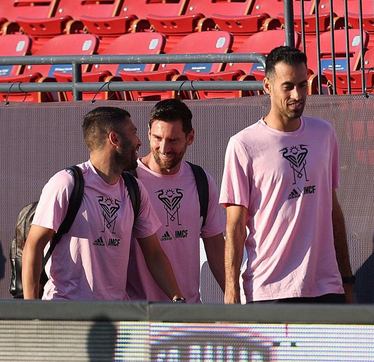 谁敢说这条中轴线不开心？笑容杀死你！[笑哭]梅西-布斯克茨-阿尔巴，他们笑得多灿