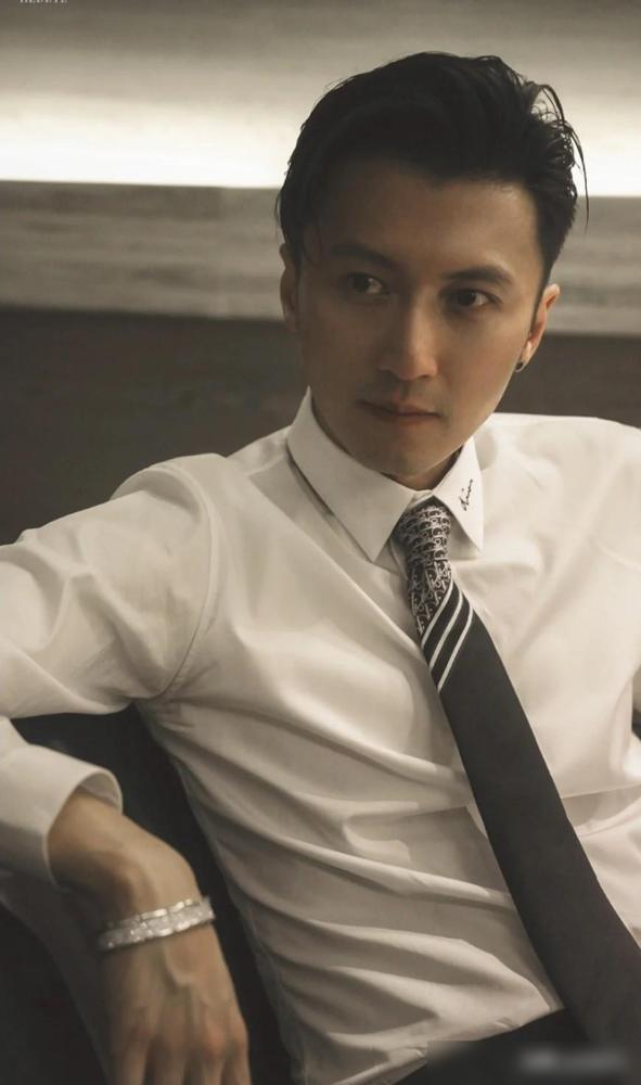 震惊！谢霆锋一根烤肠竟撬动15亿商业帝国！这个45岁的男人太狠了——4年时间，白