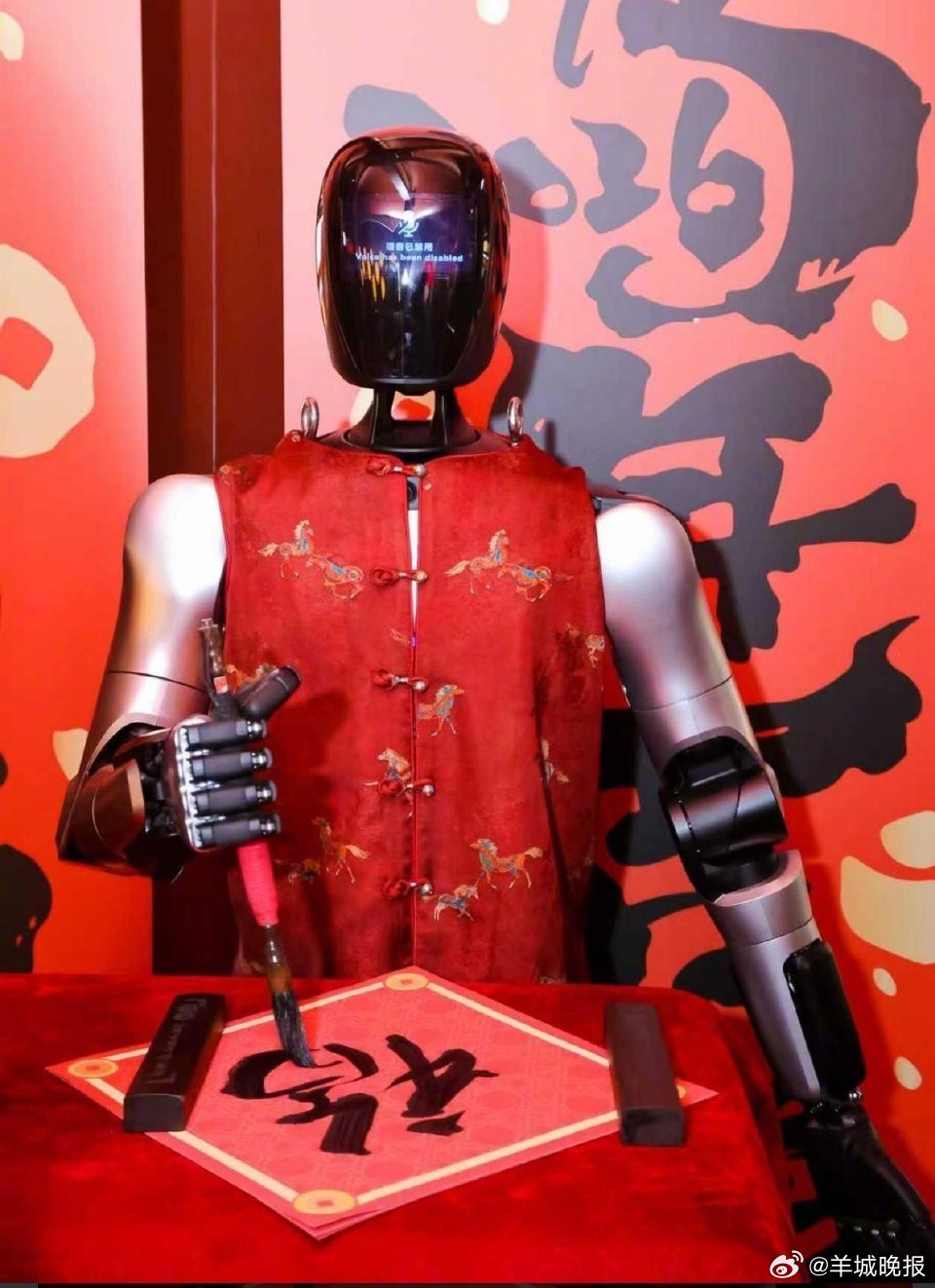 【#这个春节机器人很忙# 】#平台回应春节机器人租赁爆火#  赏花灯、贴春联、逛