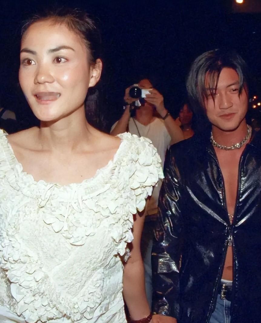 结婚要房车存款，老一辈说凑合就行，年轻人却越等越慌。近十年离婚率涨了三成，生娃的