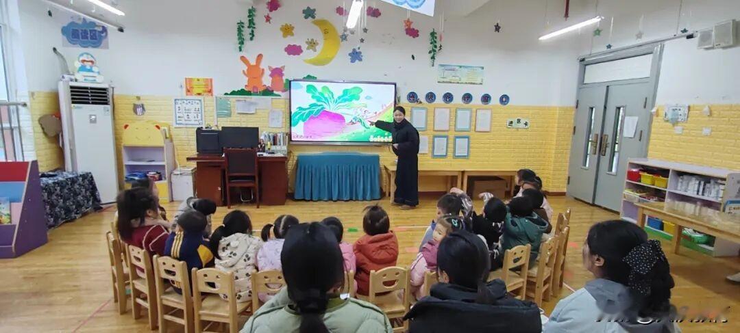 12月9日至11日，筒车河幼儿园开展了语言领域全体教师公开课活动。活动以“夯实语