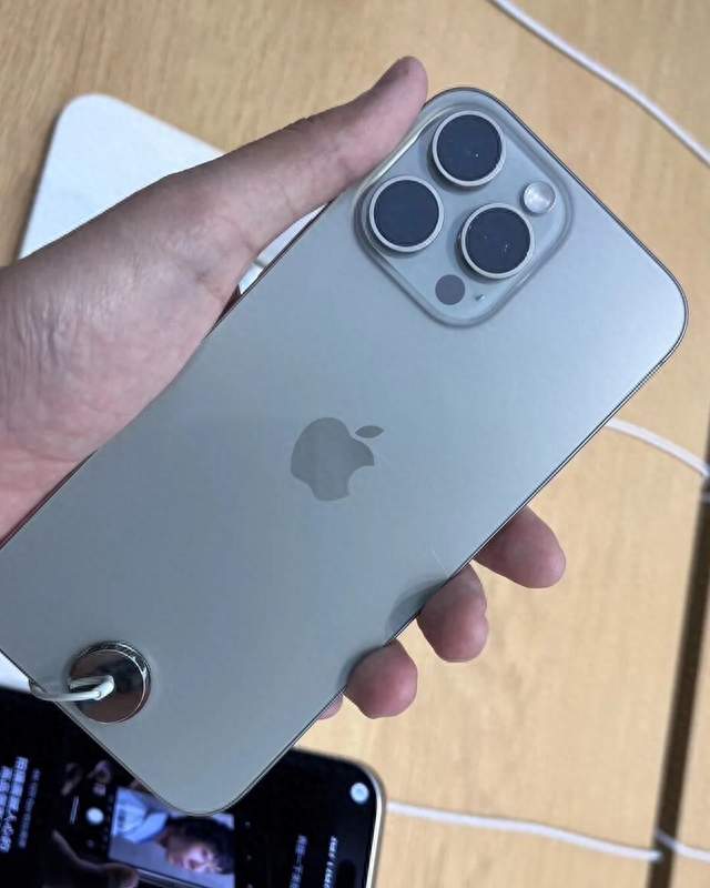 买手机为啥很多人回头选苹果？iPhone 16 Pro 跌到 4999，原因很现实