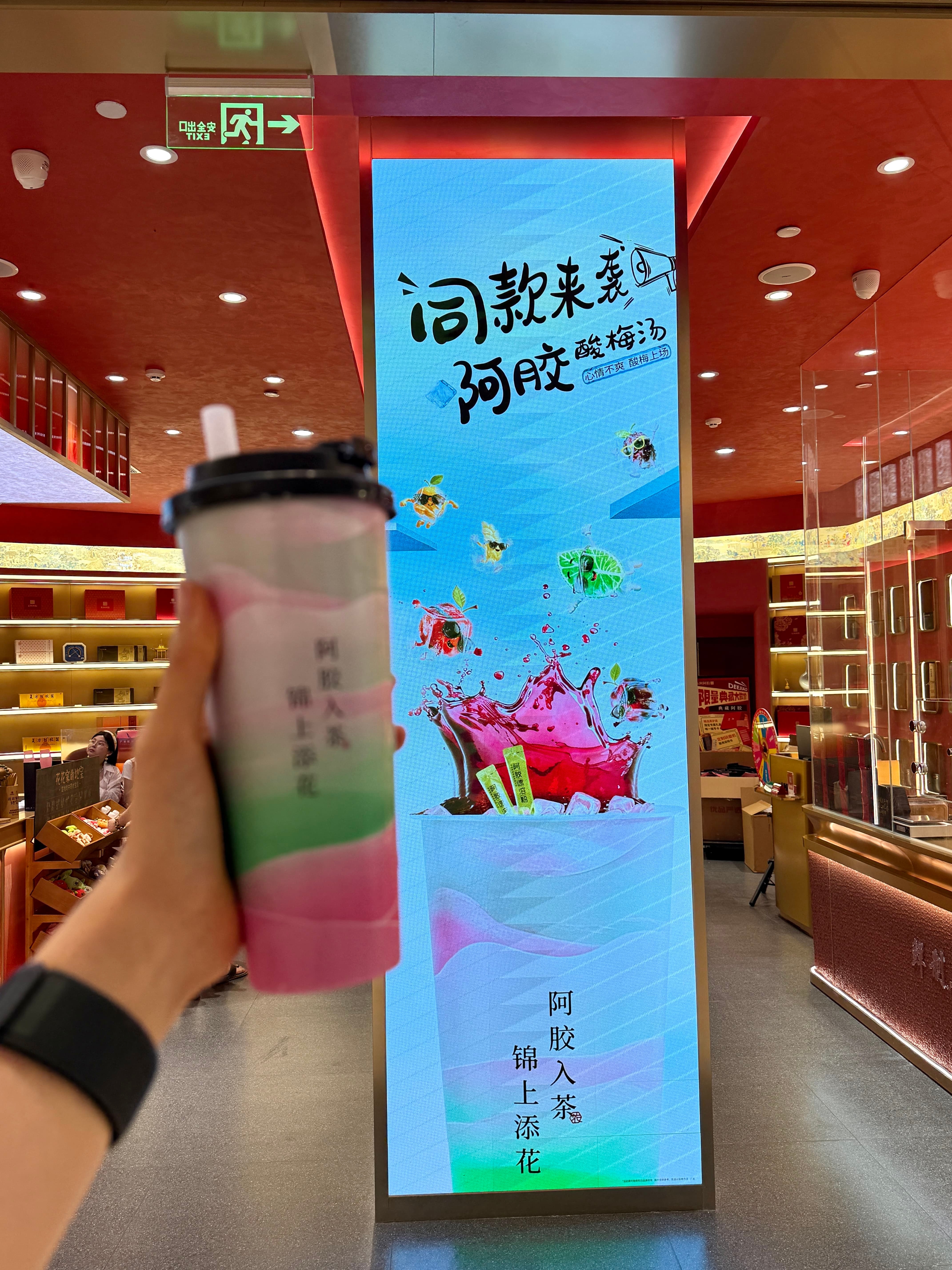 跟着鹿哥打卡养生小甜水了！当代年轻人，一听养生，那可不得赶紧安排上，“孜孜不倦熬