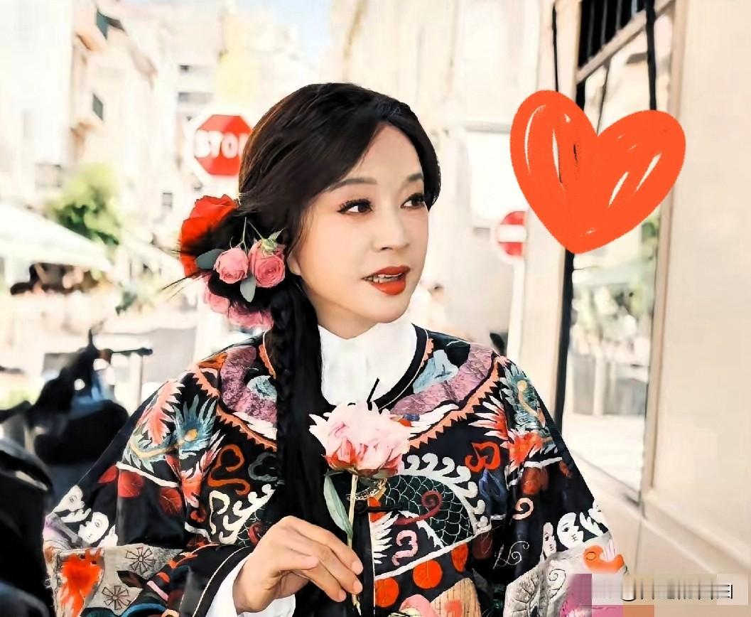 刘晓庆，官宣了！
2月14日情人节，75岁的刘晓庆，突然冲上了热搜，这次和甜蜜恋