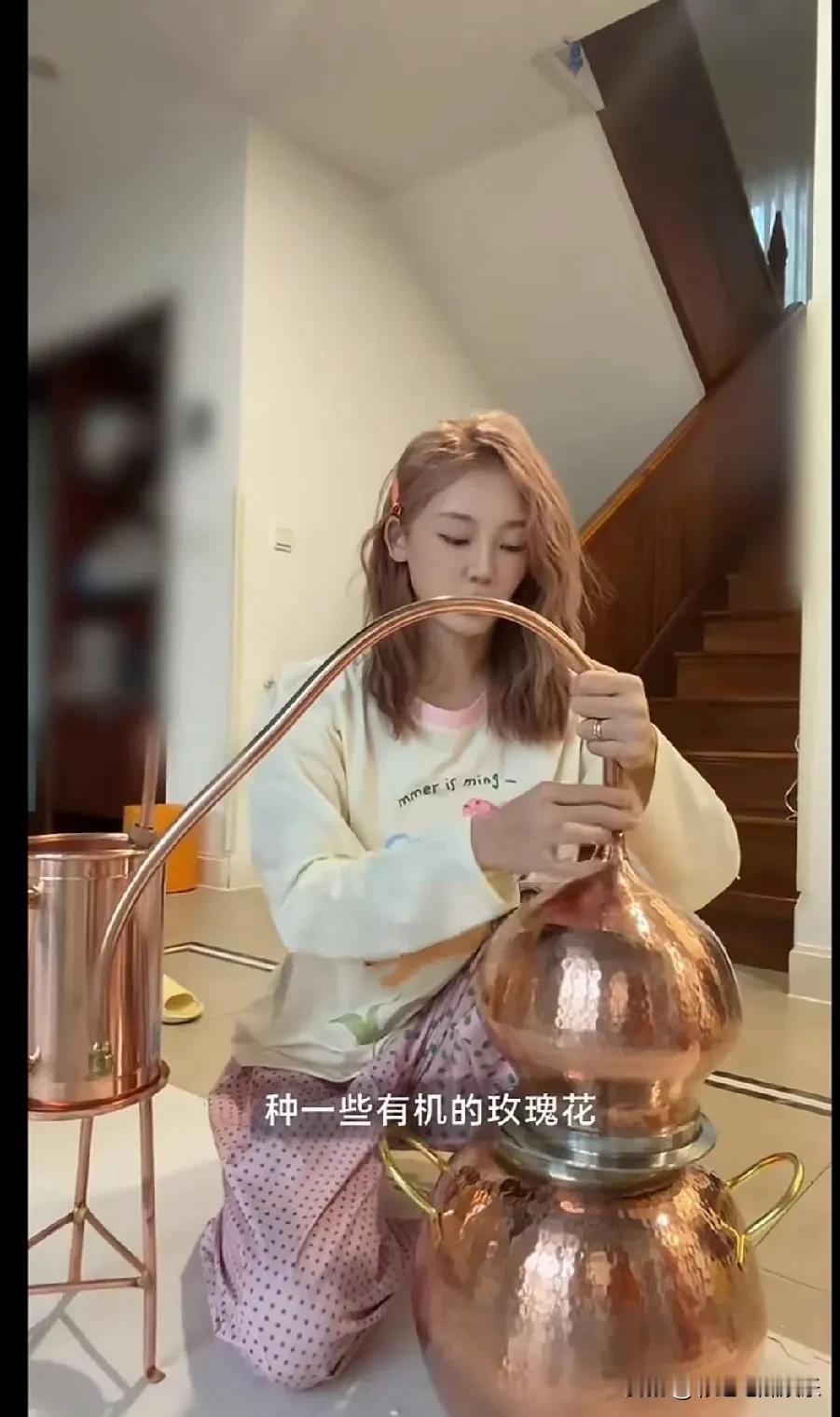 苗苗染了头发烫了一下好少女，她不仅自己种菜养鸡做视频，还一不小心得了个抖音月度精