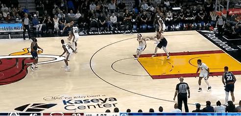 二人转！哈登妙传祖巴茨晚上扣篮！
在今天NBA常规赛快船对阵热火的第一节比赛中，