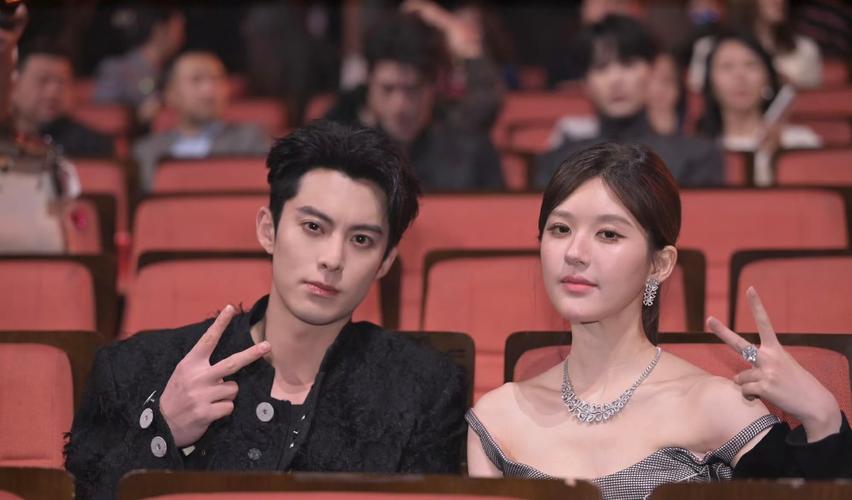 微博视界大会现场，王鹤棣为坐白鹿身旁，竟翻越座椅“跨栏”入座！马思纯笑眼旁观，童