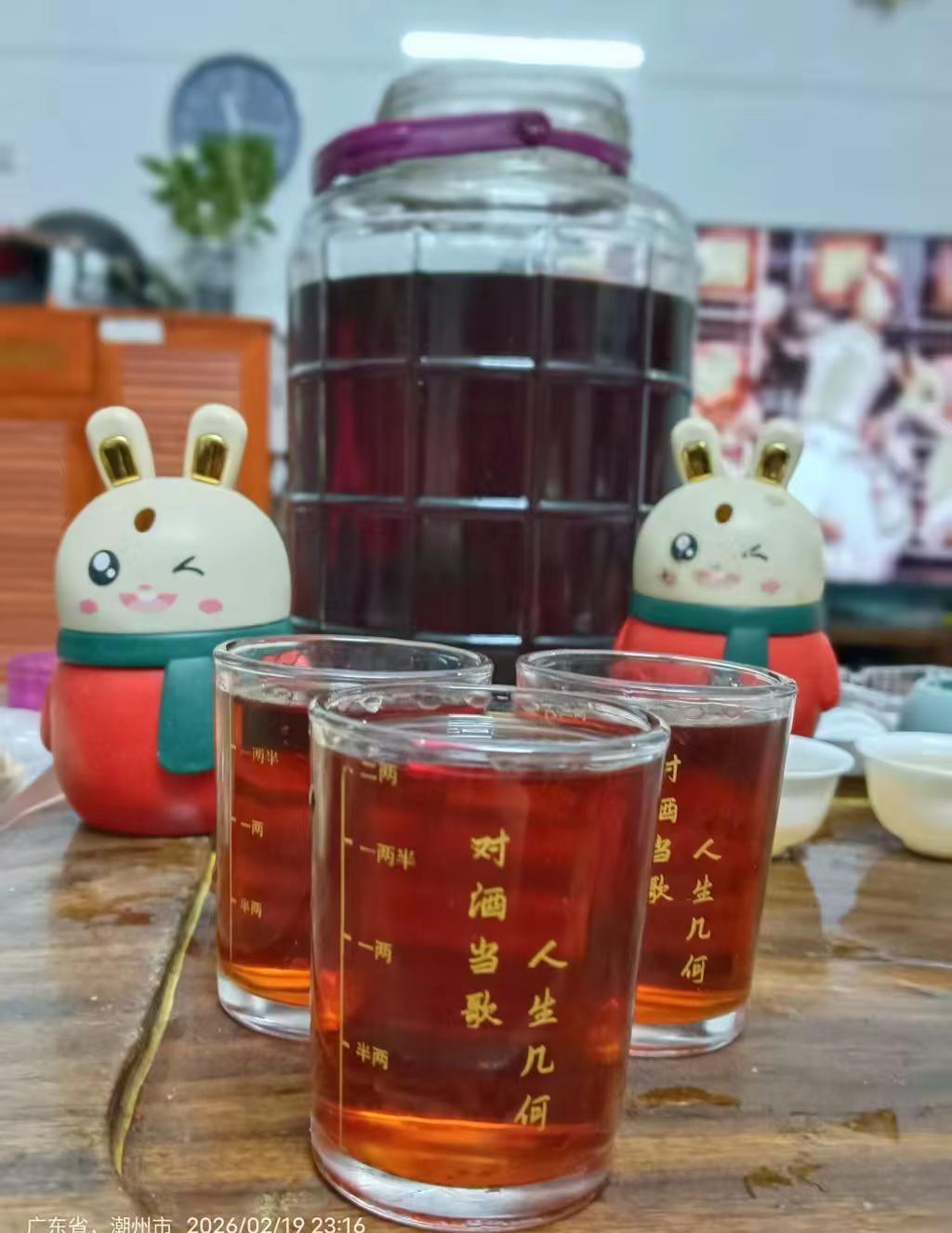 酒入喉，心事慢慢有了温度。一杯敬过往，一杯敬明天。 微醺，是对夜晚最温柔的妥协。