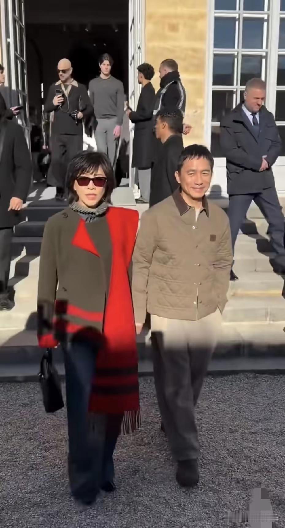 梁有点像工地上的工人 但人家有💰[呲牙]