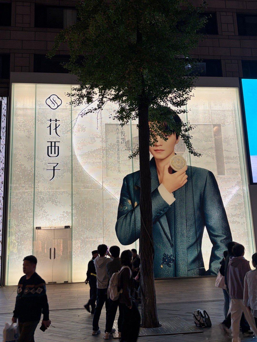 花西子，这牌子是不是之前被调侃眉笔的价格比黄金还贵？不黄金涨价之后，这笔应该是更