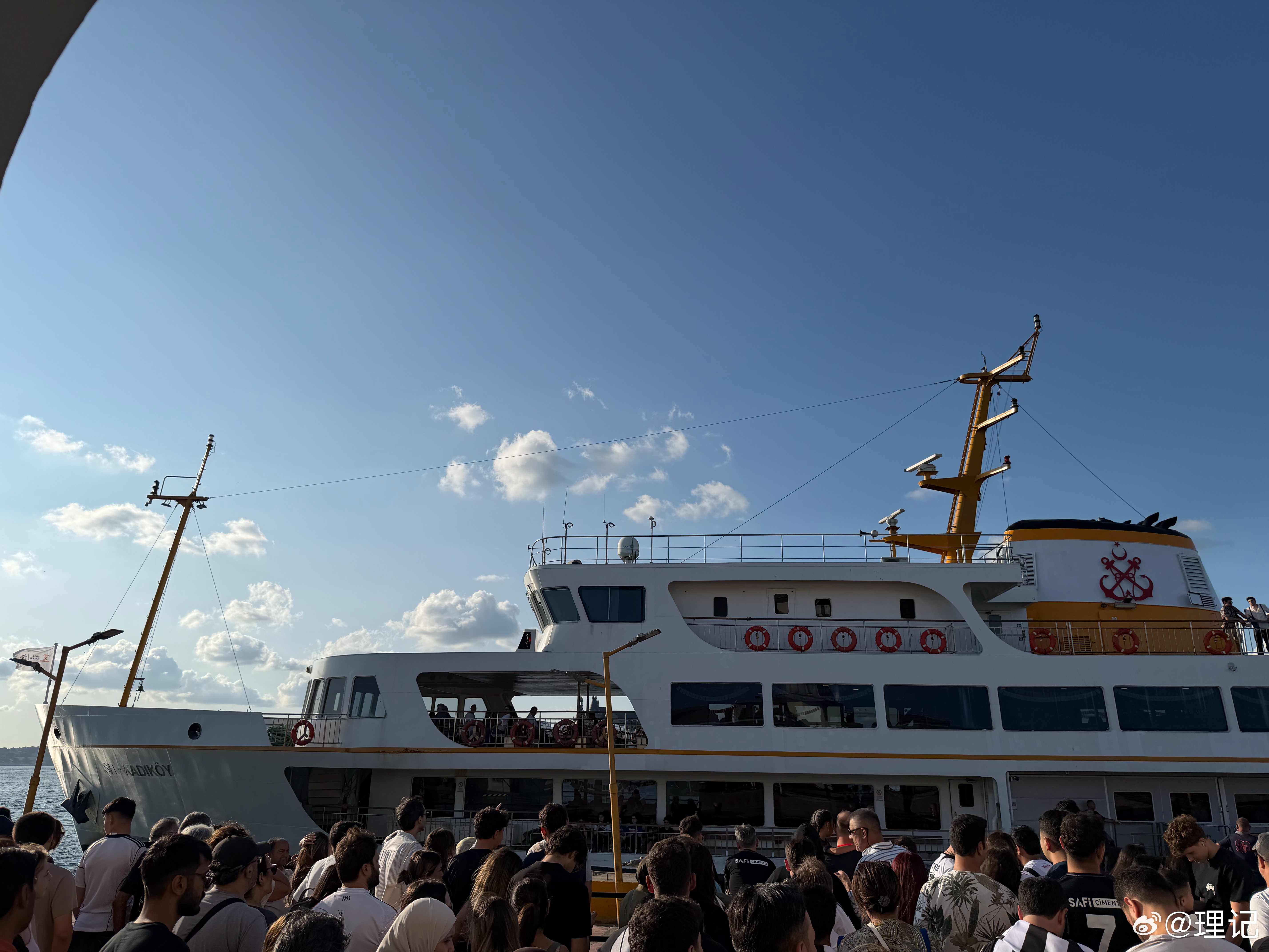 坐轮渡穿越博斯普鲁斯海峡就到酒店了。 土耳其