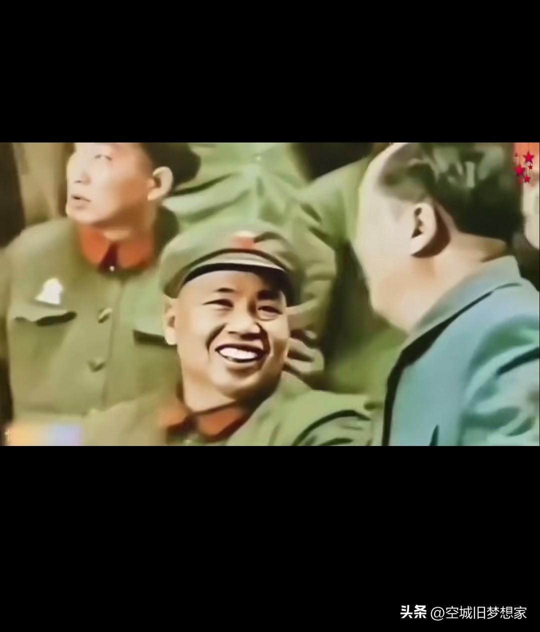 一张老照片，藏着最动人的信仰✨
 
镜头里，许世友将军望着毛主席的眼神里，满是毫