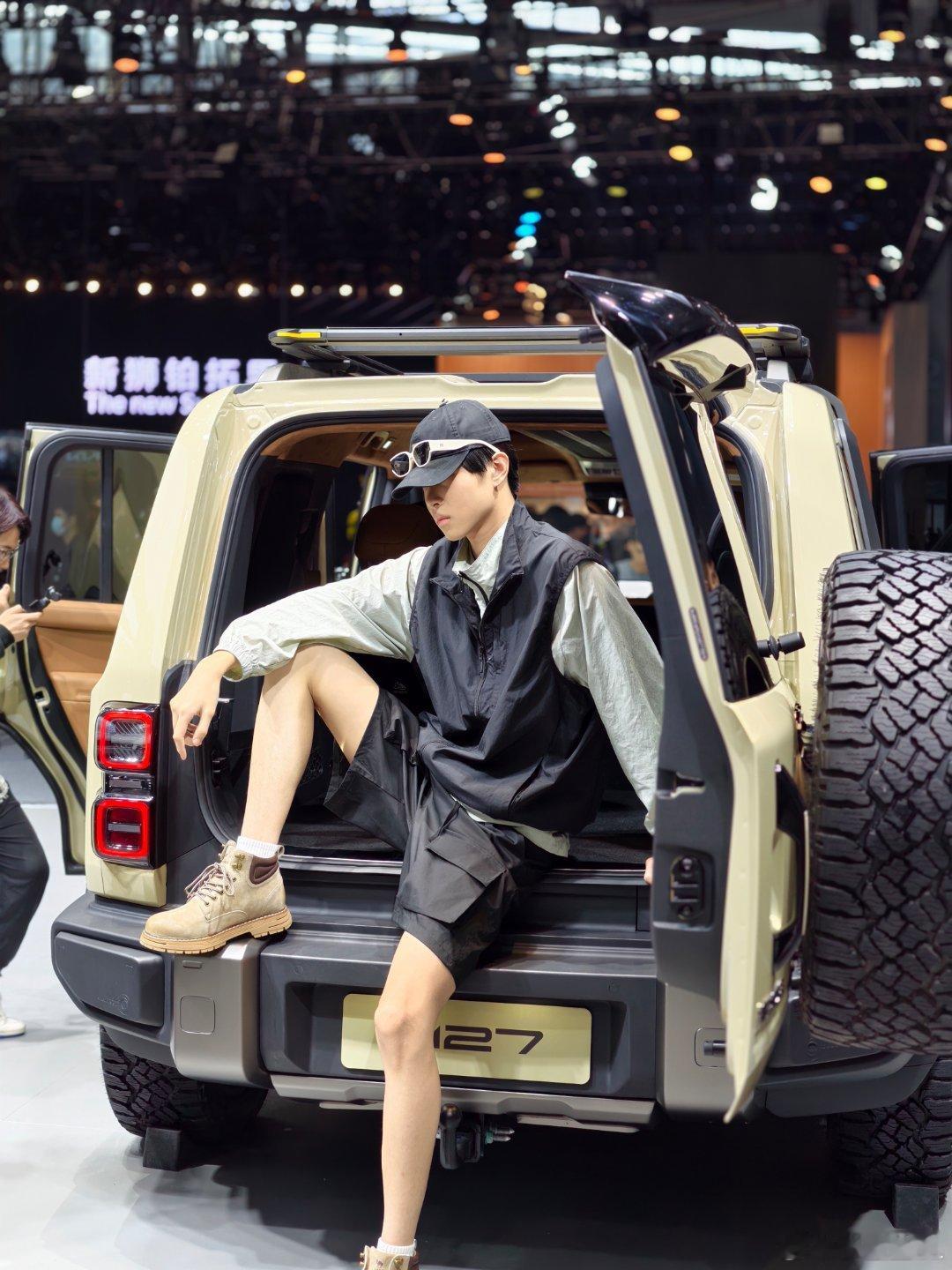 iCAR V27这也太帅了吧！ 拍照这帅哥也是真的帅！唉，如果我一个人走高低去要