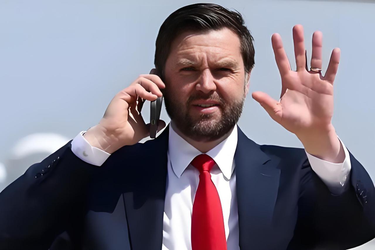 美伊谈判，终究还是谈崩了，其实很多人也都预料到了。
当地时间12号上午，万斯在伊