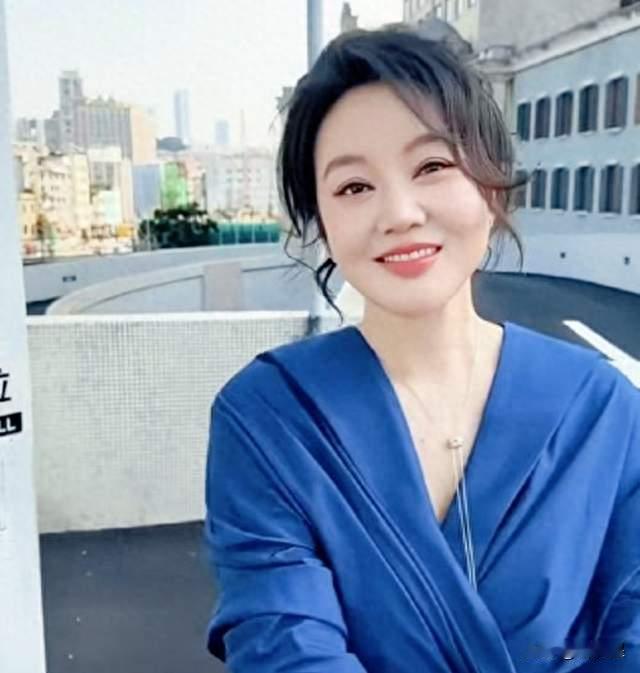 闫妮靠戒掉晚饭狂瘦30斤，普通人跟风效仿，为何反而伤身？