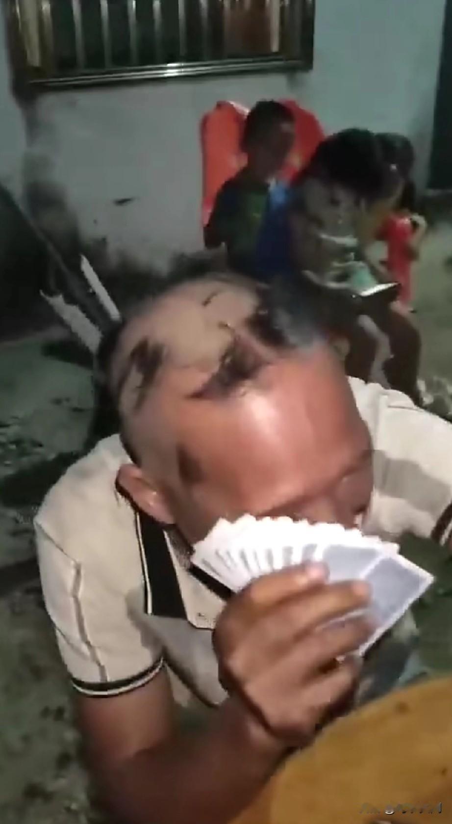 拿起电话，喂，警察吗，这里有人赌博，警察：赌多大，你回答：好多，都输的一毛不剩了