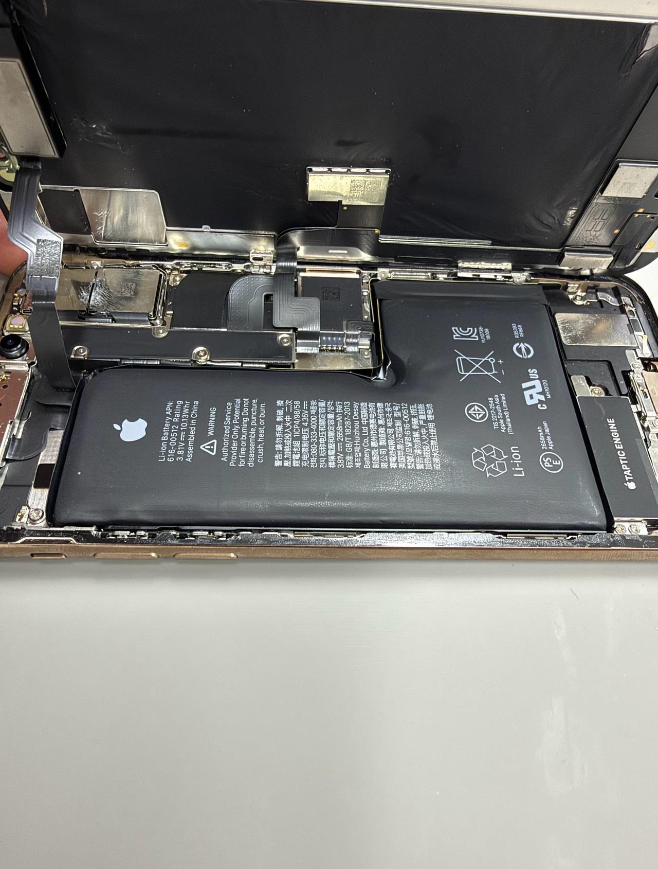 iPhone Xs 电池鼓包换个电池，现在用这个手机基本都是姑娘用来拍照，所谓“