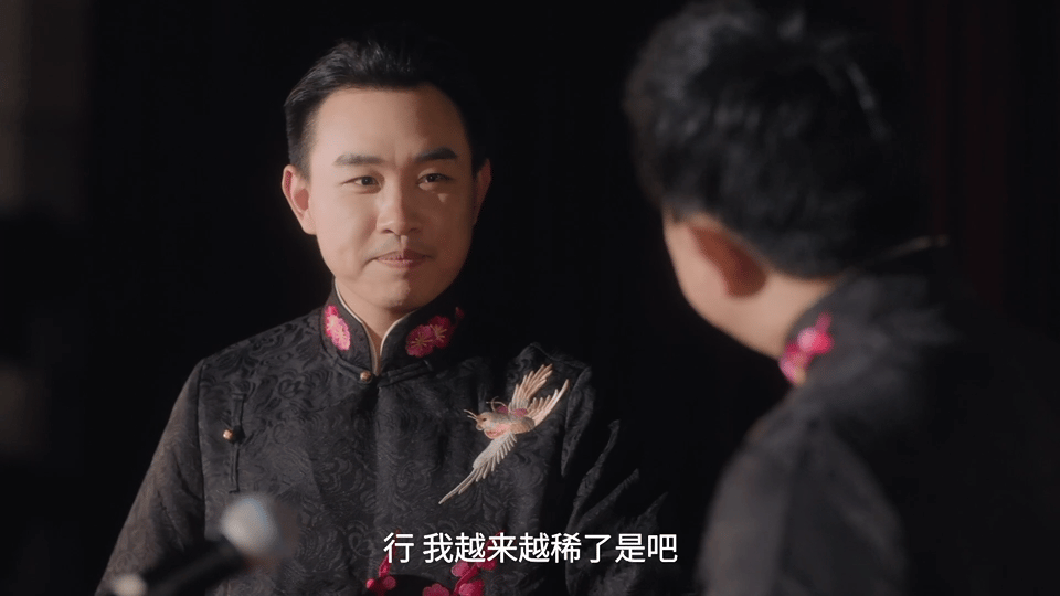偷偷牵个手对方走位太灵活了 看着李亦非悬在半空的手，心都跟着揪紧了。那份小心翼翼