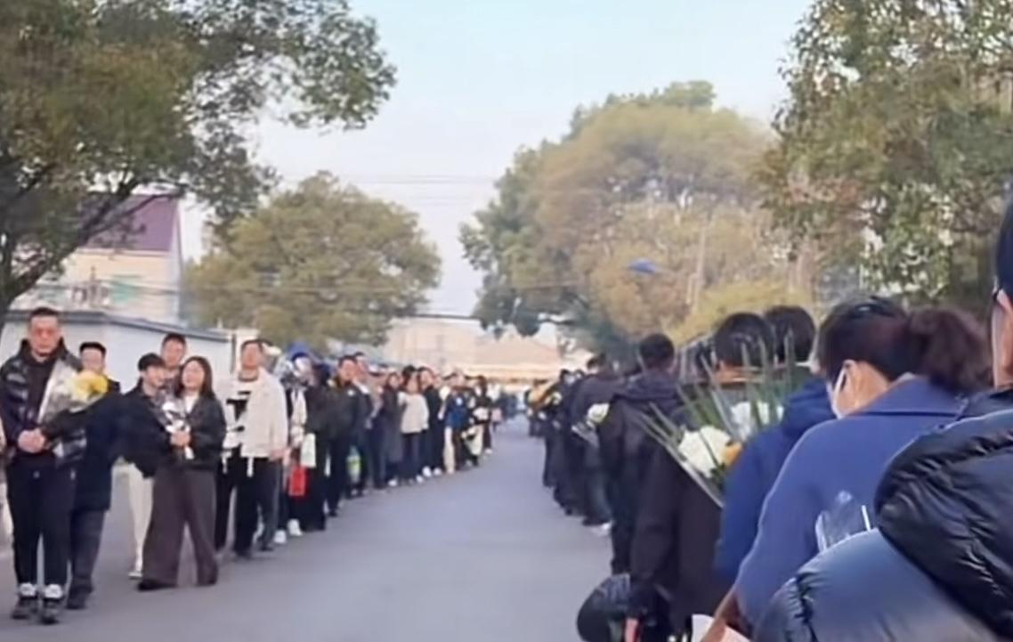今天是张雪峰的遗体告别仪式，很多人自发前往苏州吊唁，去见张雪峰最后一面。某种程度