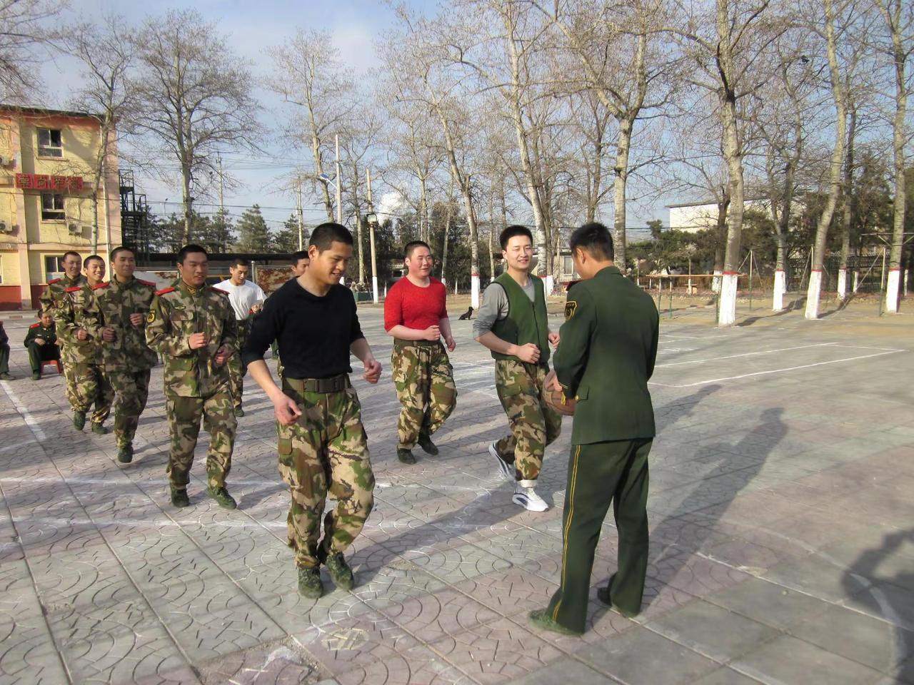 新兵下连，“第二适应期”的友谊赛。篮球 并肩前行的战友们  青春无悔迷彩路