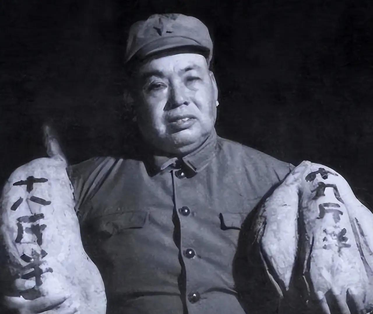 1937年，许世友在延安被关了起来，饥饿难耐时，有一名排长冒死给他送了一只烧鸡吃