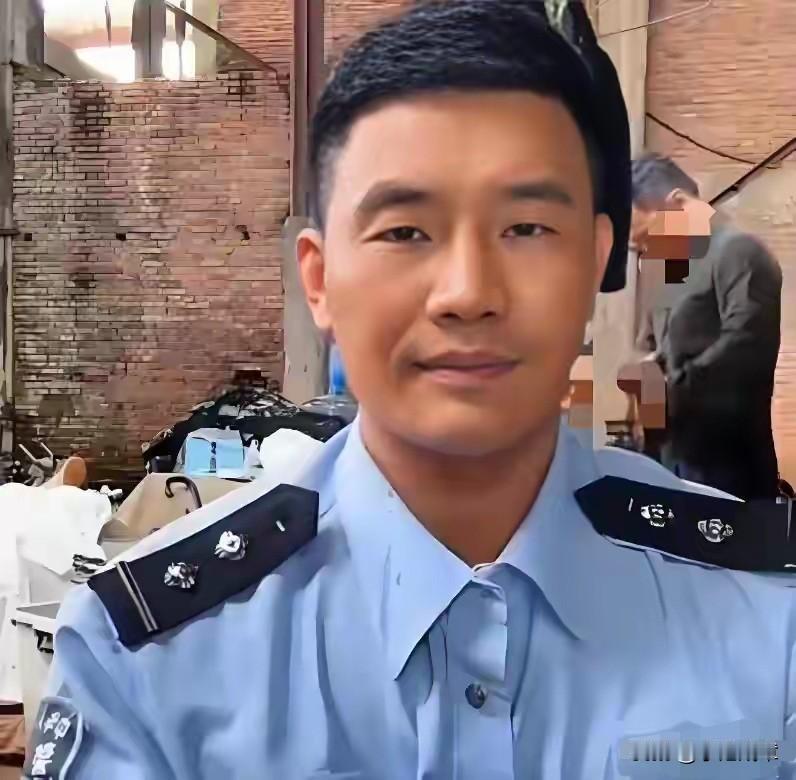 嘎子哥，你这次玩得有点过分了吧！

近日，“嘎子谢孟伟”因为穿警服直播带货，在直