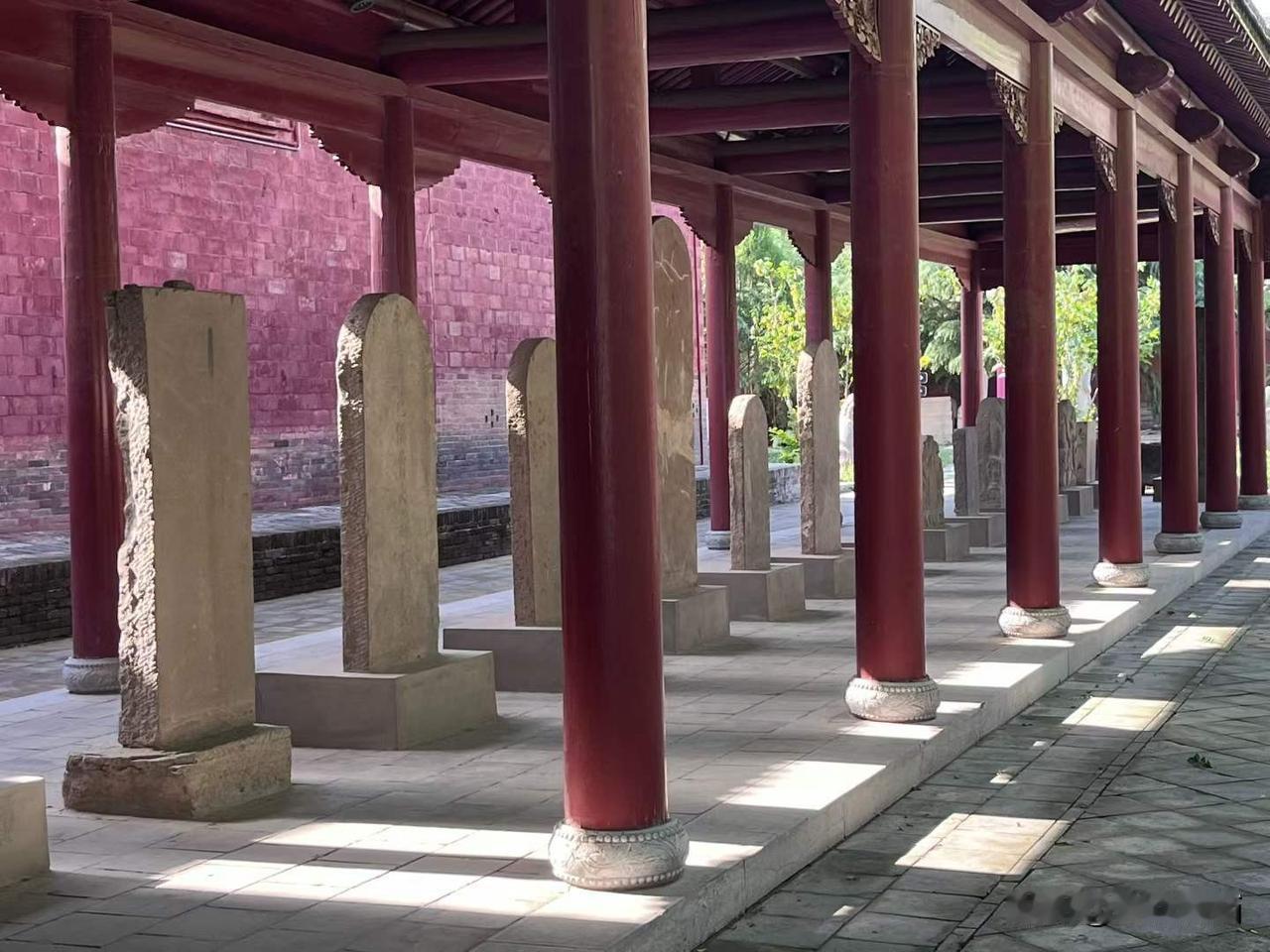 运城市城隍庙里这个碑廊值得单独发一组，很喜欢一个人坐在这里。
碑廊陈列有北魏、北