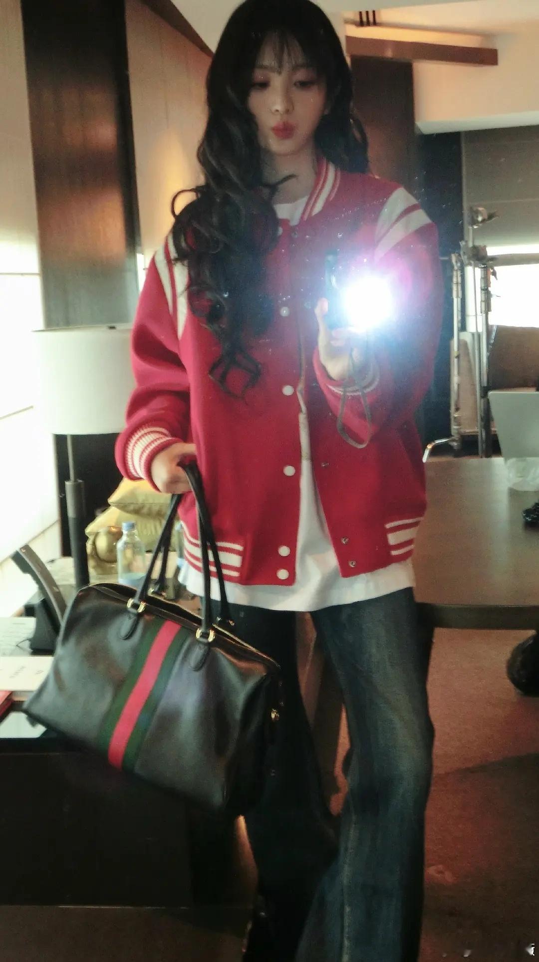 田曦薇情人节营业好美丽谁来懂一下！躺在床上看到这组照片心里都敞亮了，真的又甜又清