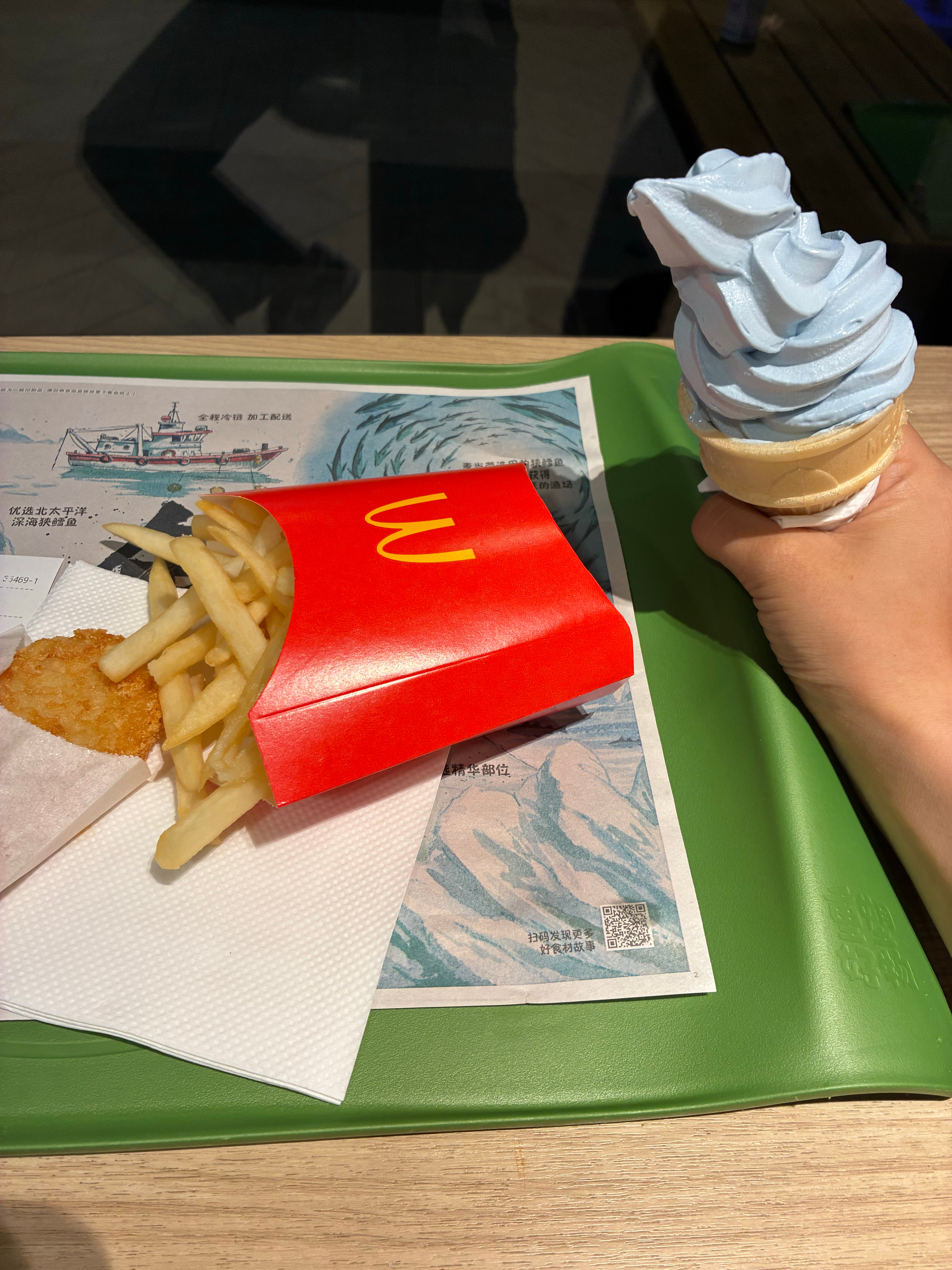 说吃两个，冰淇淋🍦怕冷。要了一个，又感觉不够冷，对自己的食量判断从来都不准确…