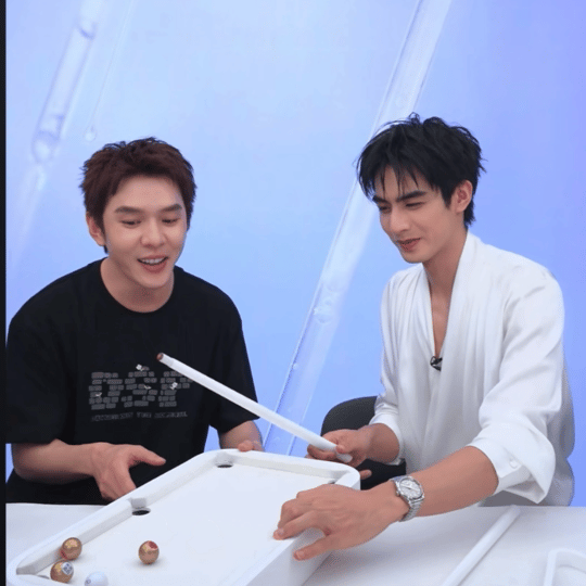 哈哈哈哈哈哈偷摸摸进球之后的🐉：嘻嘻宋威龙李佳琦局促打台球宋威龙偷偷进球后李佳