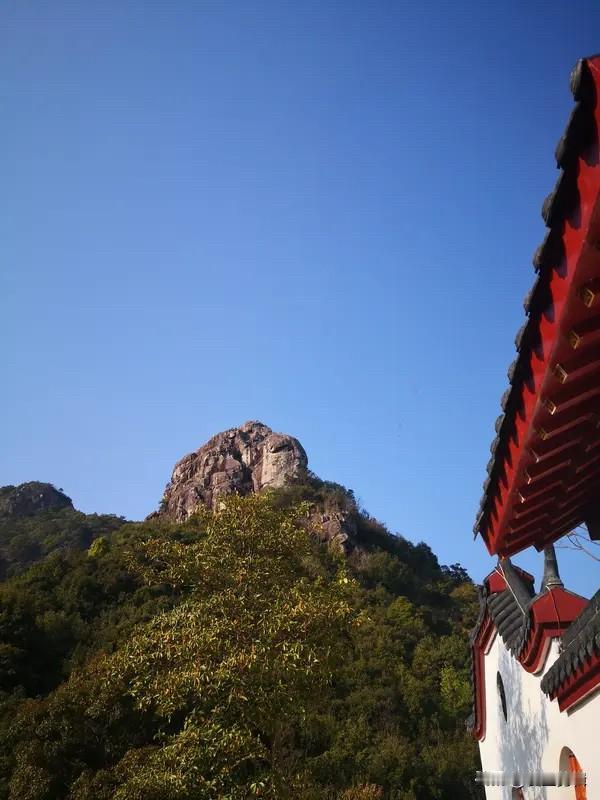 现在爬山打卡成了一种潮流，山道上全是装备齐全的打卡人。有人穿着瑜伽裤、马丁靴，拿