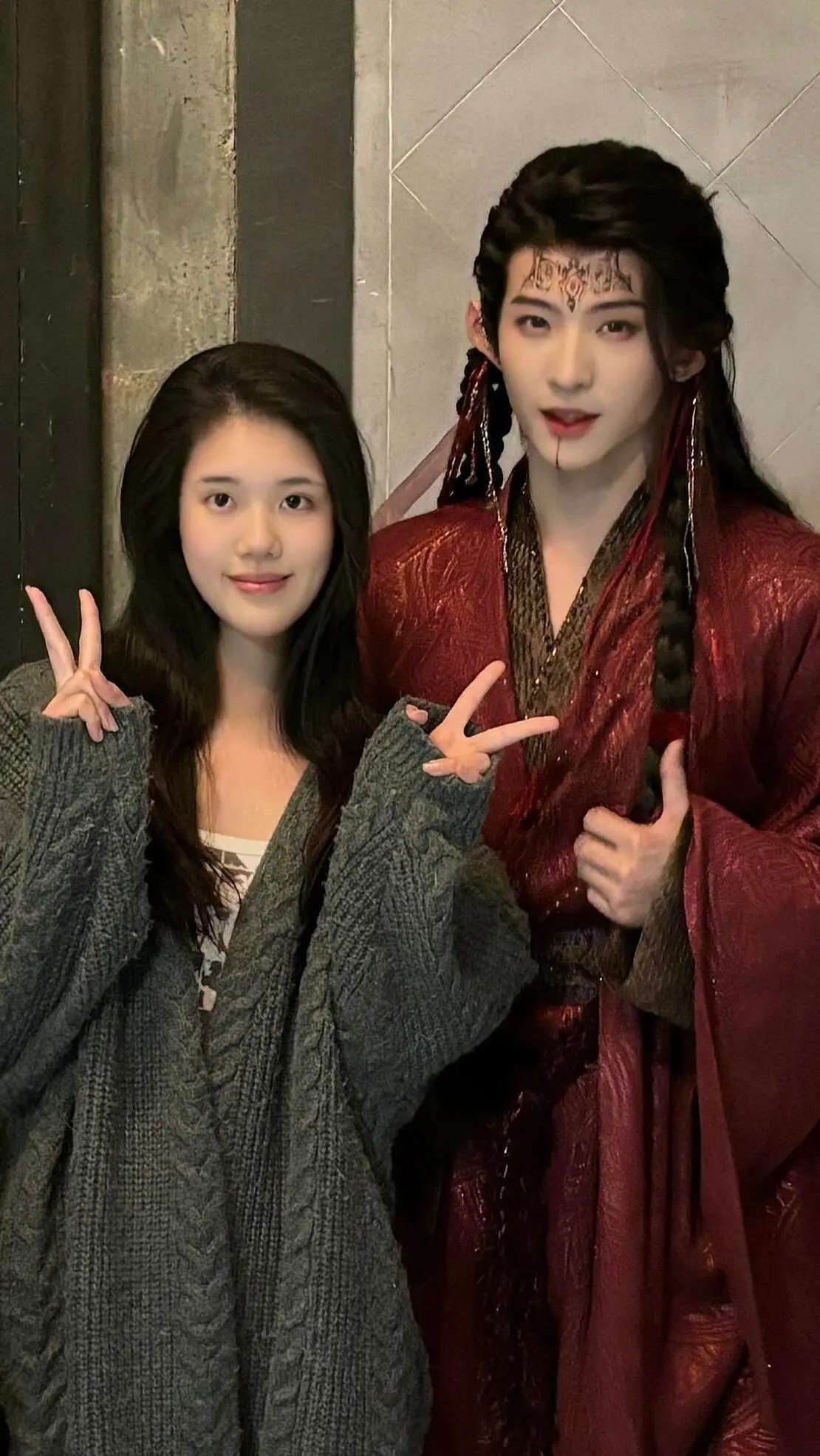 月鳞绮纪男团之一。