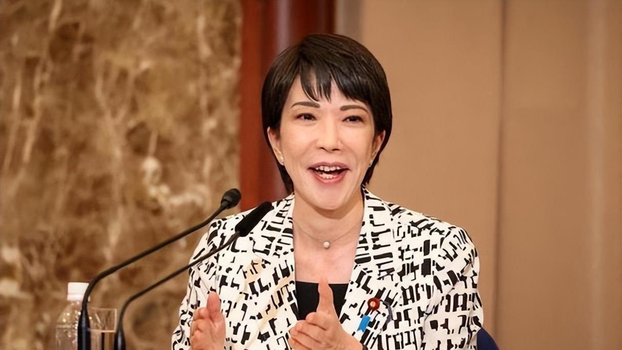 不搭理，日本送礼给中国。
当地时间12月25日，日本首相高市早苗在社交平台公开发