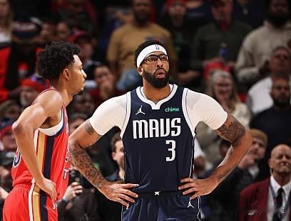 嘘声不停！鹈鹕队球迷真记仇啊！

今天独行侠队客场不敌鹈鹕队的比赛，有意思的是，