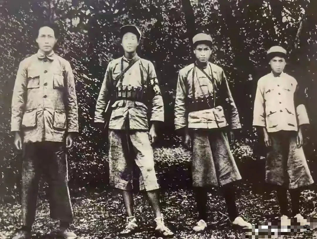 这是主席1934年在瑞金拍的照片，每个人骨瘦嶙峋，让人泪目！ 