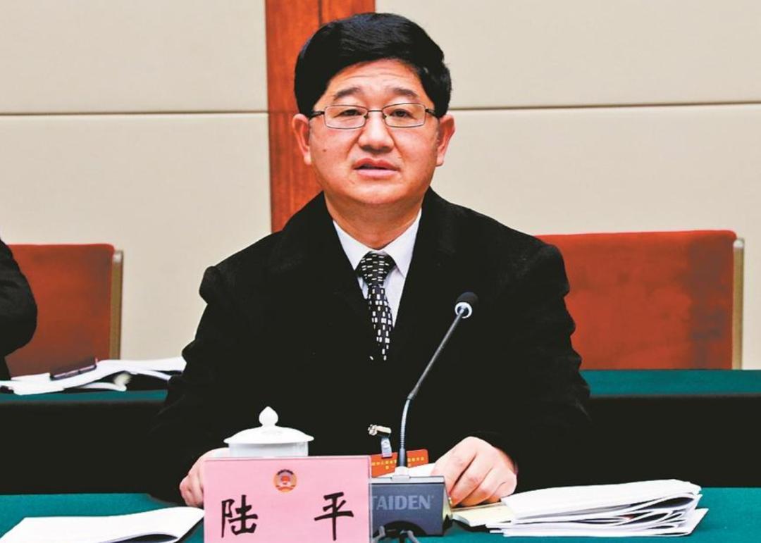 这三位同志被撤销政协委员资格，说明有些事情真不能伸手，
