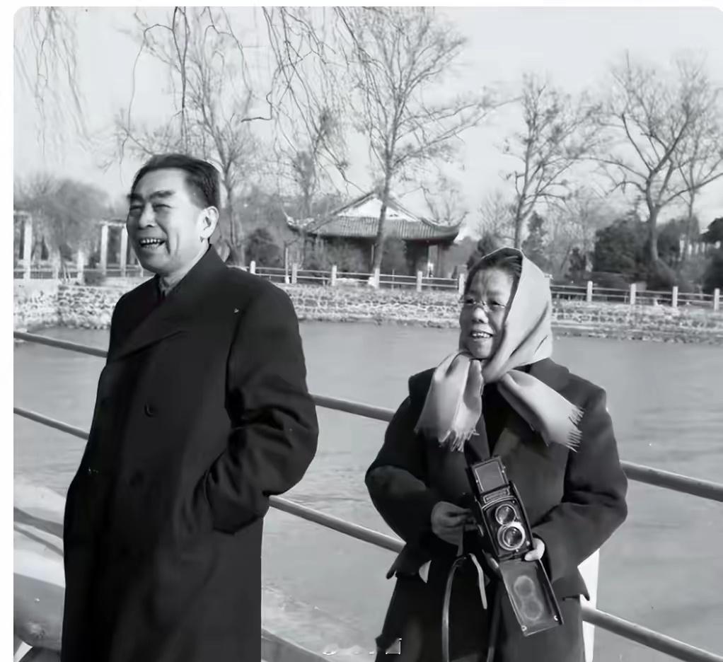 周总理这张照片蛮有意义，总理身穿黑色大衣，那灿烂的笑容，好让人羡慕，邓大姐穿着优