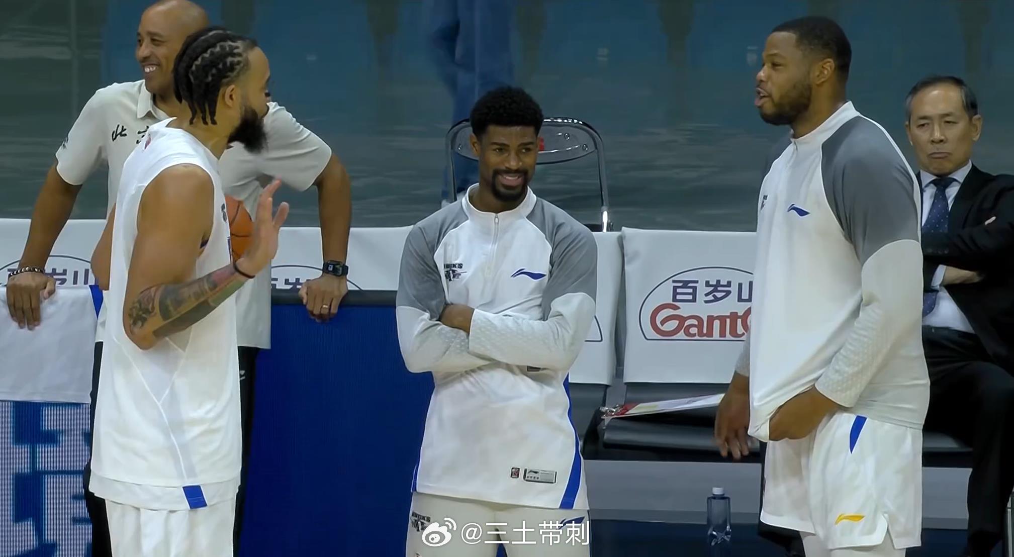 龙狮男篮vs北京男篮 哈哈，许导