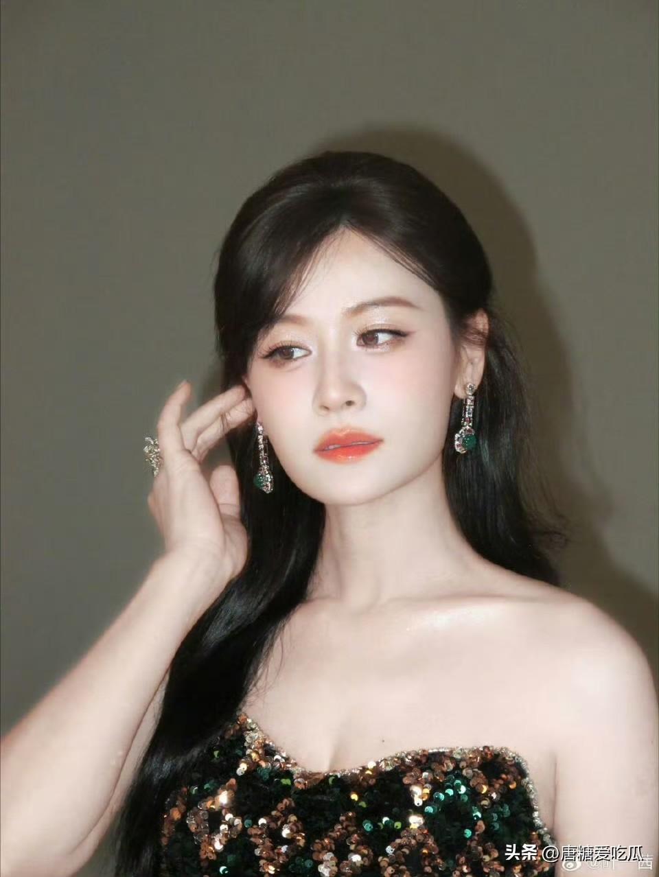 41岁的叶一茜
与何洁活成了两个对立面
叶一茜儿女双全，老公是世界冠军，没有事业