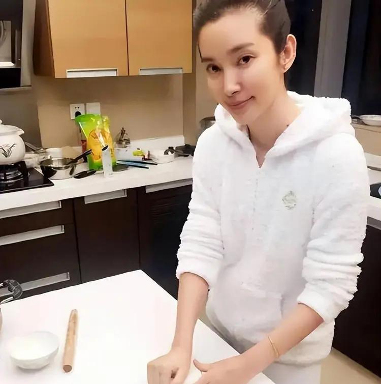 2009年，李冰冰开出12万月薪招保姆。其中一位保姆应聘，将菜里里外外洗了5、6