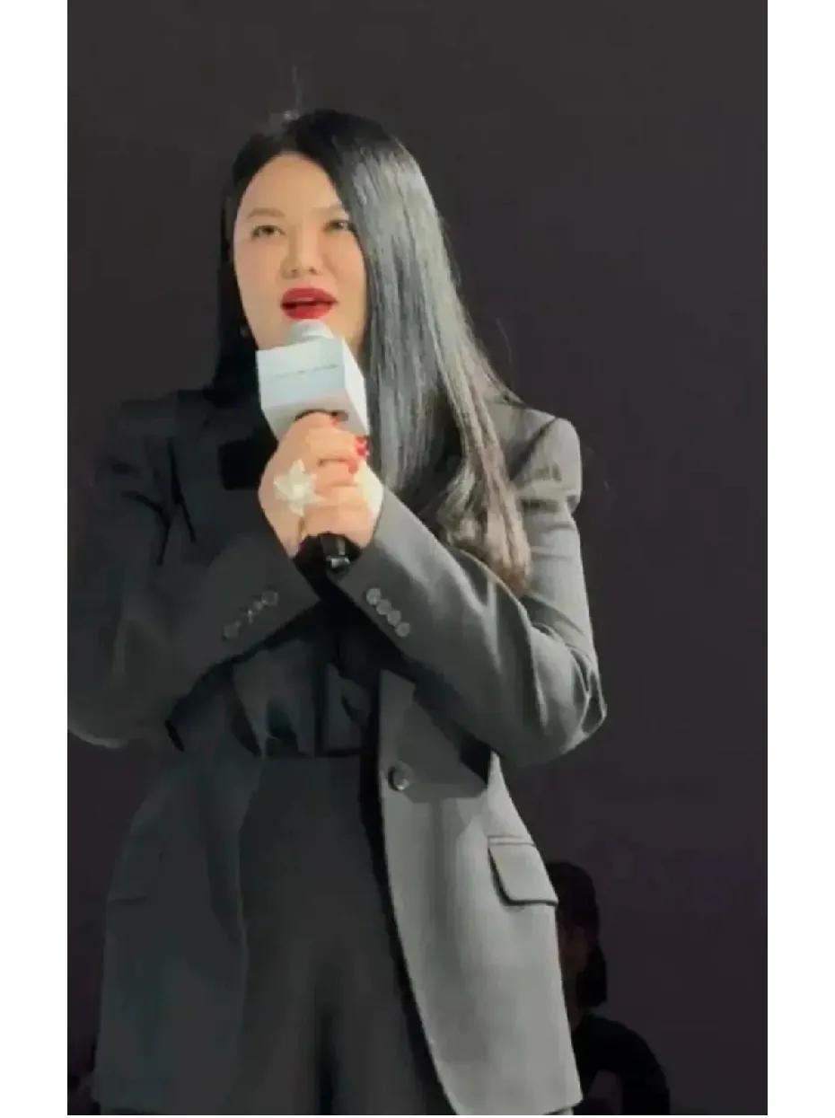 李湘近态曝光，黑长直都遮不住这发福。胖+黑长直+全身黑衣服=整体看起压抑。如果把